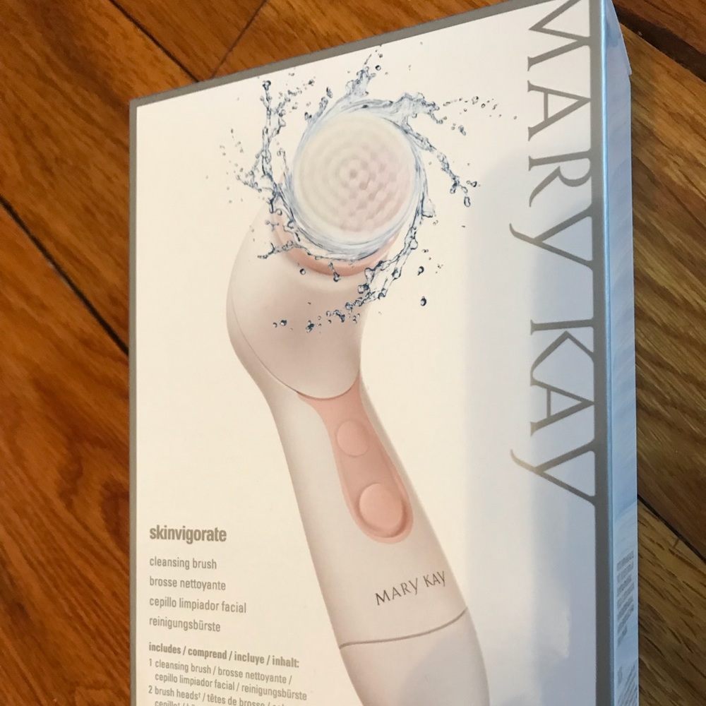 Cleansing face brush